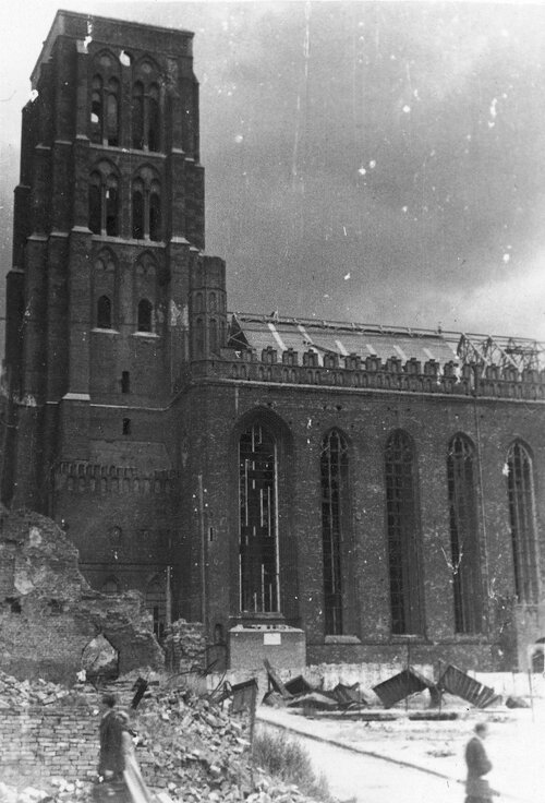 Kościół Mariacki w Gdańsku w początkach odbudowy, 1948 r. Fot. Edward Zabawski (fot. z zasobu NAC)