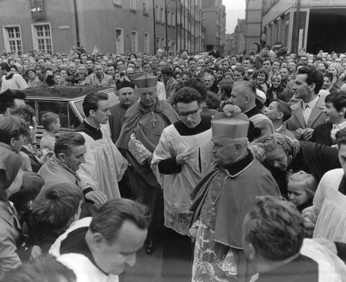 Trzeci biskup gdański Edmund Nowicki wita prymasa Stefana Wyszyńskiego podczas uroczystości milenijnych w Gdańsku, 29 maja 1966 r. (fot. z zasobu NAC)