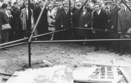 Demonstracja uliczna przed Dworcem Głównym PKP po zakończeniu głównej uroczystości obchodów milenijnych w Gdańsku, 29 V 1966 r. Rusztowanie, z którego zrzucono antykościelne plansze propagandowe, „próbuje” wywrócić Wacław Szulc, skazany m.in. na podstawie tego zdjęcia na rok więzienia (fot. z zasobu IPN)