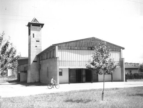 Kaplica Miłosierdzia Bożego – pierwsza świątynia parafialna na gdańskim Przymorzu, 1967 r. Wzniesiona w 1958 r. jako tymczasowa, służyła parafianom rozrastającej się dzielnicy aż do początków lat siedemdziesiątych