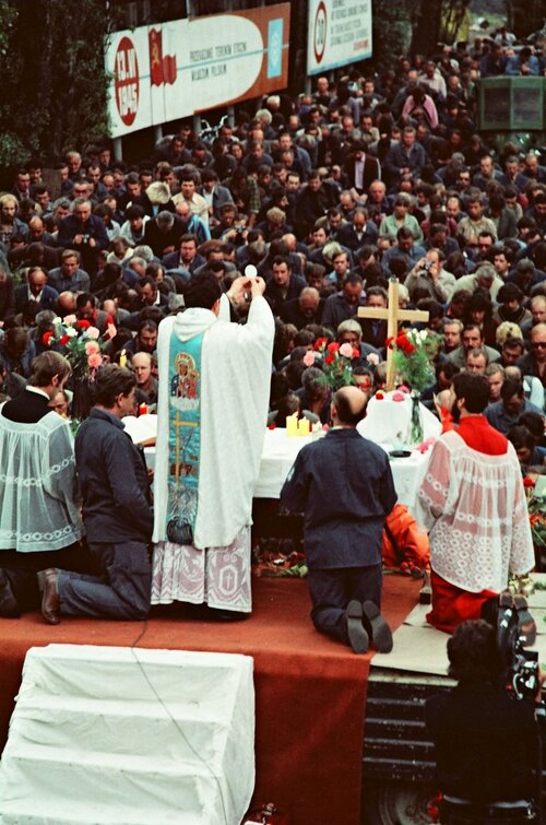 Ksiądz Henryk Jankowski celebruje mszę w strajkującej Stoczni Gdańskiej im. Lenina, sierpień 1980 r. Fot. Stanisław Składanowski (z zasobu IPN)