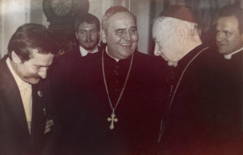 Prymas Stefan Wyszyński przyjmuje Lecha Wałęsę w towarzystwie bp. Kazimierza Kluza i ks. Henryka Jankowskiego, 7 IX 1980 r. (fot. z zasobu IPN)