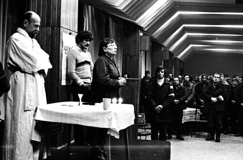 Po wprowadzeniu stanu wojennego mszę dla stoczniowców odprawił jezuita o. Bronisław Sroka, na kilka godzin przed pacyfikacją strajku, 16/17 XII 1981 r. Po nabożeństwie do zebranych przemawia Anna Walentynowicz. Fot. Stanisław Składanowski (fot. z zasobu IPN)