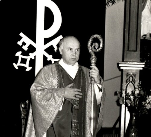 Biskup pomocniczy Tadeusz Gocłowski w kościele parafialnym w Gdańsku-Nowym Porcie, 20 V 1983 r. (Archiwum parafii pw. św. Jadwigi w Gdańsku-Nowym Porcie)