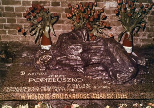 Pomnik ks. Jerzego Popiełuszki w kościele św. Brygidy w Gdańsku, odsłonięty w pierwszą rocznicę jego męczeńskiej śmierci w 1985 roku