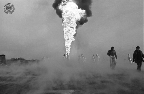 Gaszenie erupcji gazu i ropy w Krzywopłotach koło Karlina w województwie koszalińskim (9 XII 1980 r.  - 10 I 1981 r.). Kolekcja fotografii Jana Hausbrandta (fot. z zasobu IPN)
