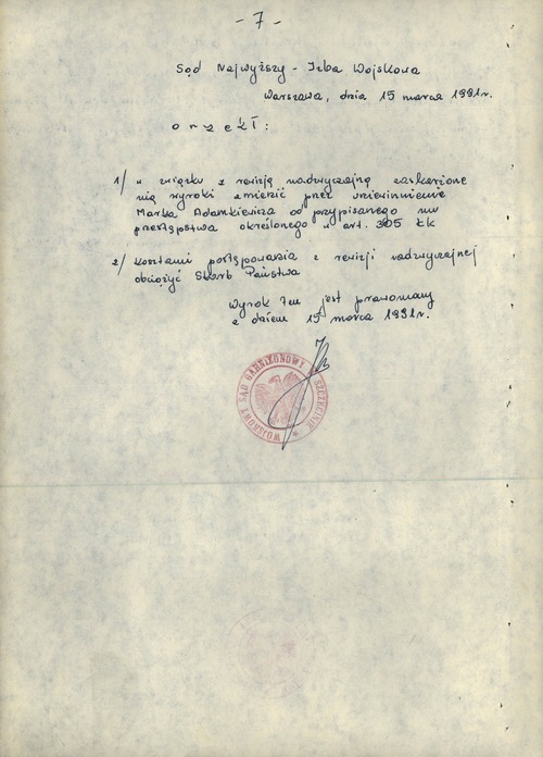 Odręcznie wpisane orzeczenie Sądu Najwyższego – Izby Wojskowej z 15 III 1991 r. o uniewinnieniu Marka Adamkiewicza w ramach rewizji nadzwyczajnej. Siódma strona z dokumentu wyroku wydanego wobec Marka Adamkiewicza w 1984 r. (z zasobu IPN)