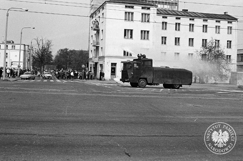 Armatka wodna Hydromil 2 podczas rozpraszania jednej z demonstracji w latach 80. XX w. w Gdańsku. Autor: Stanisław Składanowski (fot. z zasobu IPN)