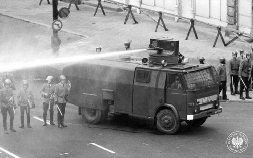 Armatka wodna Hydromil podczas zajść na Krakowskim Przedmieściu w Warszawie, 3 V 1982 r. (fot. z zasobu IPN)