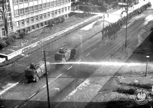 Armatki wodne Hydromil na czele kolumny milicjantów na ulicy 1 Maja podczas zajść w Radomiu, 25 czerwca 1976 roku