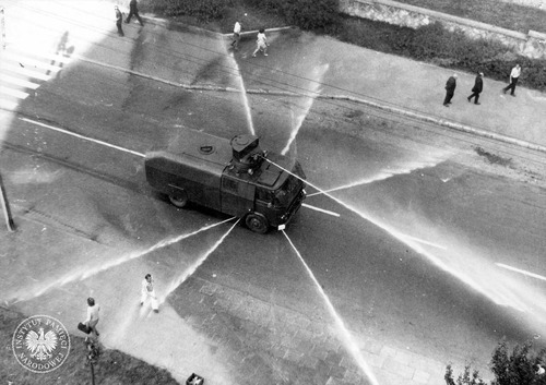 Armatka wodna Hydromil miotająca wodę ze wszystkich dysz podczas zajść w Radomiu, 25 VI 1976 r. (fot. z zasobu IPN)
