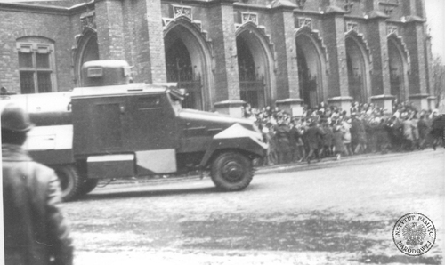 Armatka wodna PSG 5 przed gmachem Collegium Novum Uniwersytetu Jagiellońskiego w Krakowie w czasie zajść w marcu 1968 roku