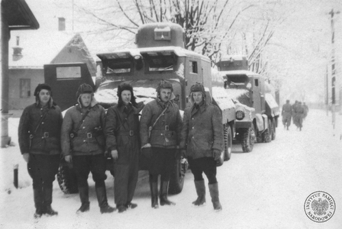 §Załogi armatek wodnych z ZOMO w Krakowie na tle pojazdów, koniec lat 50. XX w. Zdjęcie pochodzi ze zbioru fotografii i fotokopii przedstawiających ćwiczenia i defilady Zmotoryzowanych Odwodów Milicji Obywatelskiej (ZOMO) w Krakowie w 1957 roku
