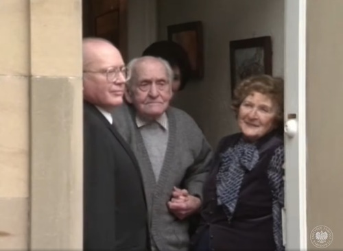 Kadr z filmu dokumentującego spotkanie generała Stanisława Maczka z jego byłymi żołnierzami, którzy odwiedzili go w Edynburgu w 1992 r. z okazji 100. urodzin (z zasobu AIPN)