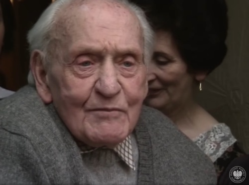 Kadr z filmu dokumentującego spotkanie generała Stanisława Maczka z jego byłymi żołnierzami, którzy odwiedzili go w Edynburgu w 1992 r. z okazji 100. urodzin (z zasobu AIPN)