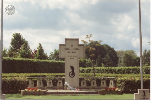 Pomnik na Polskim Cmentarzu Wojskowym w Bredzie, 1994 r. Kopia cyfrowa fotografii pozyskana ze zbiorów Stowarzyszenia Weteranów Armii Polskiej w Ameryce (fot. z zasobu AIPN)