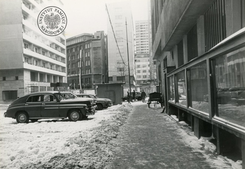 Oględziny terenu wokół miejsca przestępstwa: ulica Hibnera (dziś Zgoda) w Warszawie