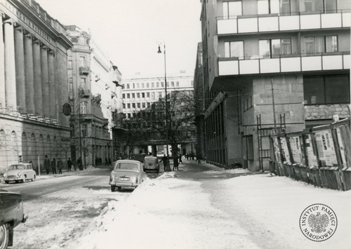 Oględziny terenu wokół miejsca przestępstwa: ulica Sienkiewicza w Warszawie (fot. z zasobu IPN)