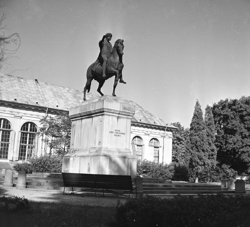 Pomnik księcia Józefa Poniatowskiego (powojenna kopia) przed Starą Oranżerią w Łazienkach Królewskich, gdzie stał w latach 1952–1965. Warszawa, 1961 r. (fot. Narodowe Archiwum Cyfrowe)