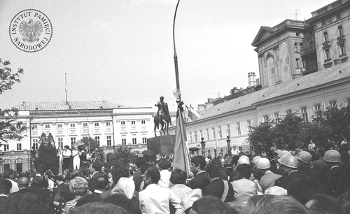Tłum żegnający kard. Stefana Wyszyńskiego, zgromadzony na Krakowskim Przedmieściu przed Pałacem Namiestnikowskim (trumnę z ciałem Prymasa Tysiąclecia wystawiono w pobliskim kościele seminaryjnym). Pośrodku widoczny pomnik księcia Józefa Poniatowskiego. Warszawa, 28–31 V 1981 r. Fot. Jerzy Lech Szóstko, Edward Kucharski (fot. z zasobu IPN)
