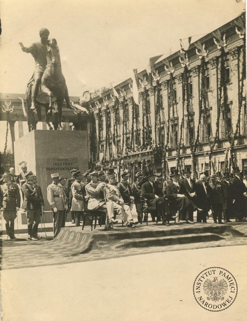 Odsłonięcie pomnika księcia Józefa Poniatowskiego na pl. Saskim (później pl. Piłsudskiego). Na zdjęciu m.in. – siedzą od lewej: marsz. Józef Piłsudski, marszałek Francji Ferdynand Foch, prezydent Stanisław Wojciechowski, premier Władysław Sikorski. Z boku widoczne udekorowane prawe skrzydło Pałacu Saskiego. Warszawa, 3 V 1923 r. (fot. z zasobu IPN