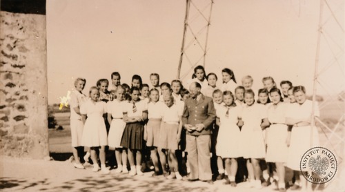 Ks. Franciszek Pluta z grupą dziewcząt przed bramą wjazdową do ośrodka. Osiedle Dzieci Polskich w Balachadi