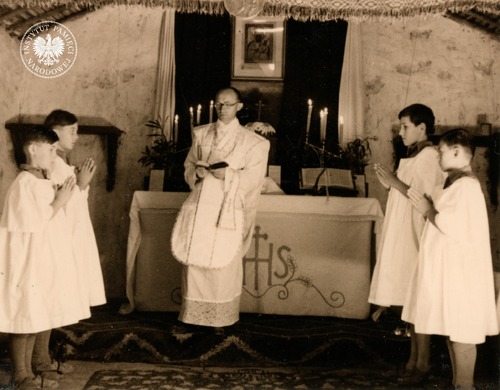 Msza święta celebrowana przez ks. Franciszka Plutę w kaplicy osiedlowej. Osiedle Dzieci Polskich w Balachadi