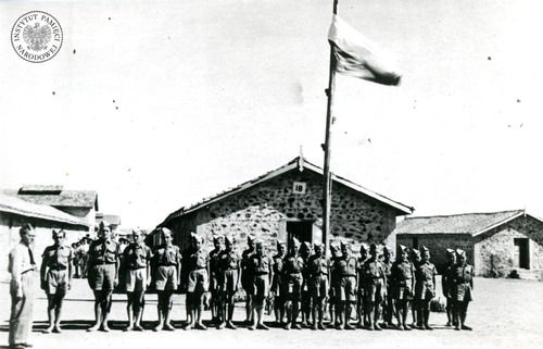 Ks. Franciszek Pluta z pierwszą męską drużyną harcerską w Indiach – drużyną Henryka Bobotki. Osiedle Dzieci Polskich w Balachadi, 1942 rok