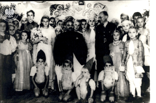 Maharadża Jam Saheb oraz ks. Franciszek Pluta z grupą małych aktorów po przedstawieniu „Kopciuszek”. Osiedle Dzieci Polskich w Balachadi