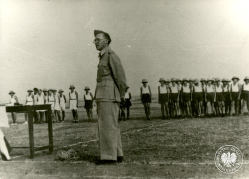 Komendant Osiedla Dzieci Polskich w Balachadi ks. Franciszek Pluta podczas Szkolnych Igrzysk Sportowych. Balachadi, 1945 rok