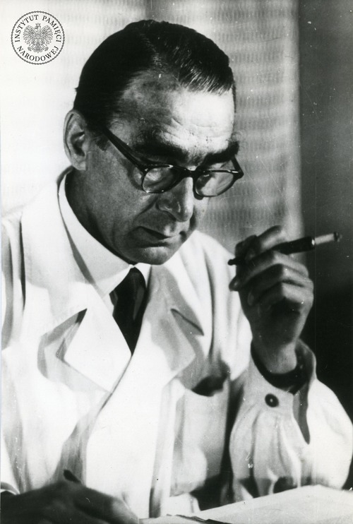 Zdjęcie prof. Jan Sehna siedzącego przy biurku nad notatkami, 1960 r. (fot. z zasobu AIPN)