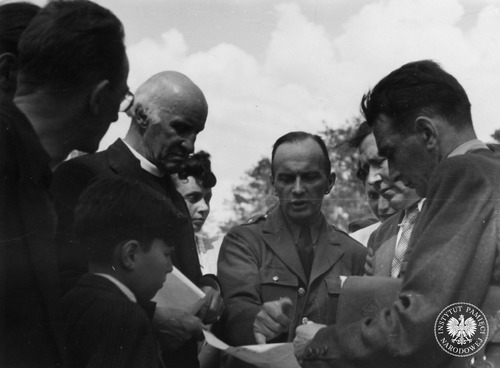 Wizyta delegacji angielskiej na terenie byłego obozu koncentracyjnego Auschwitz-Birkenau. Od lewej stoją: dr Wolken, NN, NN, dr Johnson, NN, NN, NN, prof. D'eye z Oxfordu, Jan Sehn, 29 maja 1945 r. (fot. z zasobu AIPN)