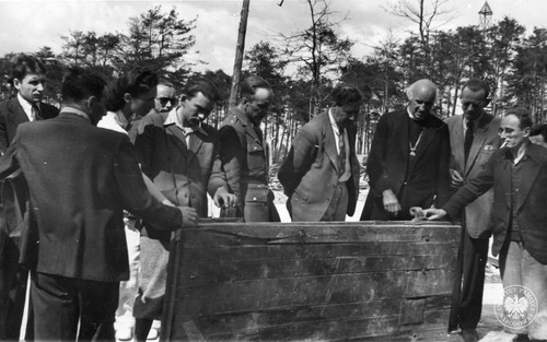 Wizyta delegacji angielskiej na terenie byłego obozu koncentracyjnego Auschwitz-Birkenau. Na zdjęciu: Jan Sehn (pierwszy od lewej), prof. D'eye (czwarty od prawej), dr Johnson (trzeci od prawej), dr Wolken (pierwszy od prawej), 29 maja 1945 r. (fot. z zasobu AIPN)