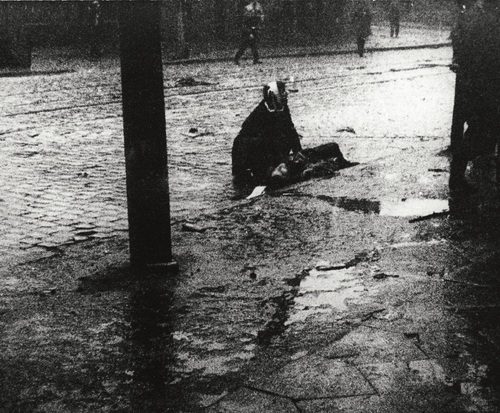 Jedna z ofiar masakry w Gdańsku podtrzymywana przez niezidentyfikowaną osobę, 17 grudnia 1970 r. (fot. z zasobu AIPN)