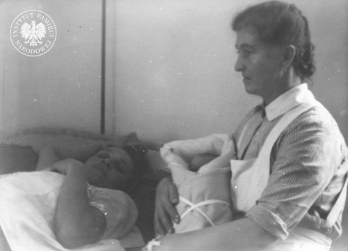 Pracownica jednego z punktów sanitarnych Państwowego Urzędu Repatriacyjnego w Katowicach przy łóżku matki i jej niedawno narodzonego dziecka