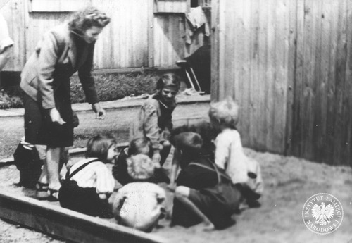 Opiekunka wraz z dziećmi repatriantów na Punkcie Etapowo - Przeładunkowym w Mikulczycach