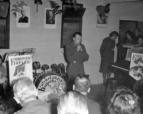 Artysta z Polskich Sił Zbrojnych na Zachodzie podczas występów artystycznych w jednostce w Wielkiej Brytanii, 1943-1944 r. Odbitka rozpowszechniana przez komórki propagandy Polskich Sił Zbrojnych na Zachodzie (fot. z zasobu IPN)