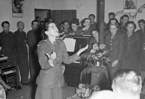Artystka z Pomocniczej Wojskowej Służby Kobiet Sił Zbrojnych na Zachodzie podczas występów artystycznych w jednostce w Wielkiej Brytanii, 1943-1944 r. Odbitka rozpowszechniana przez komórki propagandy Polskich Sił Zbrojnych na Zachodzie