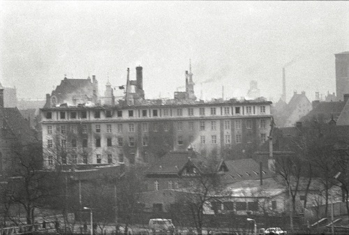 Spalony budynek Komitetu Wojewódzkiego PZPR w Gdańsku przy ul. Wały Jagiellońskie. Zdjęcie wykonane po zamieszkach w dniu 15 grudnia 1970 r. z okna budynku KMMO w Gdańsku (fot. z zasobu AIPN)