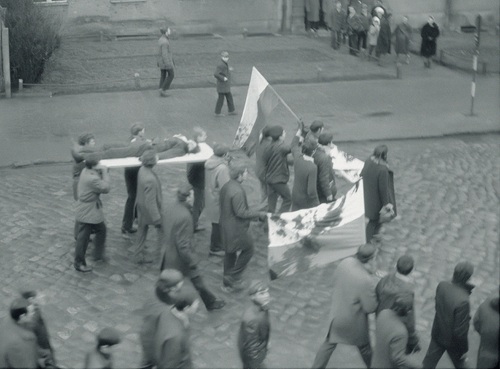 Demonstranci niosą na drzwiach ciało Zbigniewa Godlewskiego. Gdynia, 17 grudnia 1970 r. (fot. z zasobu AIPN)