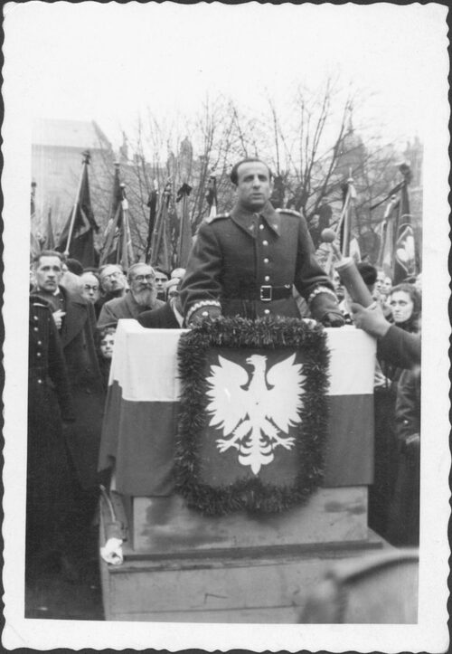 Wiceminister obrony narodowej, gen. dyw. Marian Spychalski przemawia podczas uroczystości pogrzebowych Wincentego Witosa na Rynku Głównym w Krakowie. Po lewej widoczny Stanisław Mierzwa, Kraków, 3 listopada 1945 r. (fot. z zasobu AIPN)