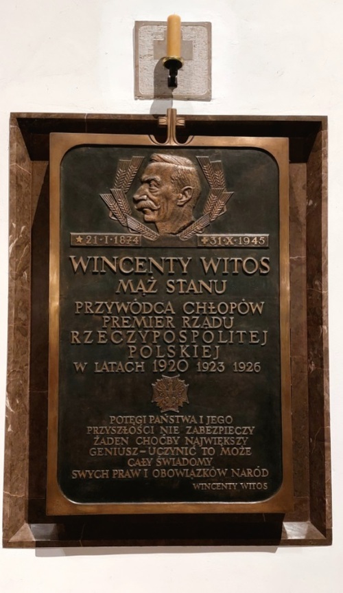 Tablica upamiętniająca Wincentego Witosa autorstwa Józefa Gazego, wmurowana w Archikatedrze Warszawskiej w 1975 roku. (fot. Radosław Kurek)