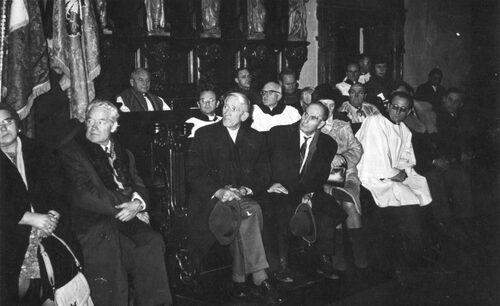 Mecenas Stanisław Mierzwa (w pierwszym rzędzie trzeci od lewej) podczas uroczystości odsłonięcia tablicy upamiętniającej Wincentego Witosa w Archikatedrze Warszawskiej, Warszawa, 28 grudnia 1975 r. (fot. z zasobu AIPN)