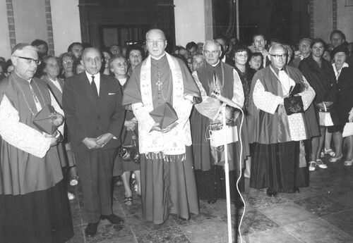 Były komendant główny Batalionów Chłopskich, płk Franciszek Kamiński, w towarzystwie prymasa Polski, kard. Stefana Wyszyńskiego. Miejsce i data nieznane (fot. z zasobu AIPN)
