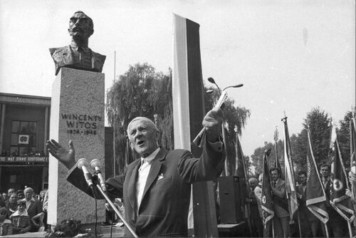 Mecenas Stanisław Mierzwa przemawia podczas uroczystości odsłonięcia pomnika-popiersia Wincentego Witosa przed budynkiem Uniwersytetu Ludowego w Wierzchosławicach, 12 września 1982 r. (fot. z zasobu AIPN)