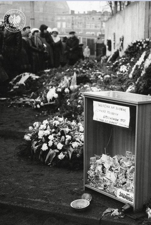 Skarbona na datki na budowę pomnika Poległych Stoczniowców 1970. Do 12 grudnia 1980 r. zgromadzono ze społecznych zbiórek 20 mln zł. Gdańsk, sierpień–grudzień 1980 r. (fot. z zasobu AIPN)