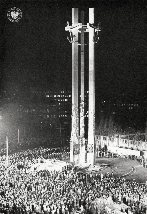 Pomnik Poległych Stoczniowców 1970. W dzień odsłonięcia monumentu na plac przed bramę nr 2 Stoczni im. Lenina przybyły tysiące ludzi, Gdańsk, 16 grudnia 1980 r. (fot. z zasobu AIPN)