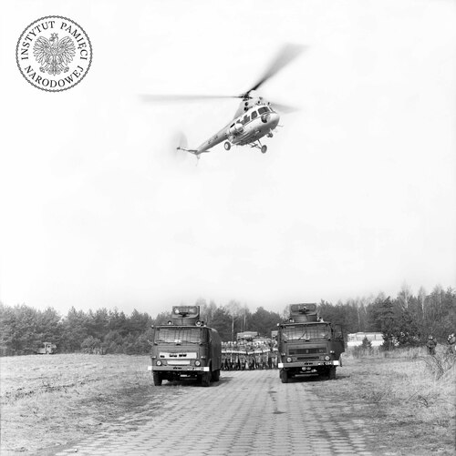 Ćwiczenia oddziałów ZOMO i ORMO na nieznanym poligonie w okolicach Rzeszowa. Wiosna, 1982 r. Nad funkcjonariuszami i pojazdami: STAR 29 Hydromil 1, STAR 200, Nysą milicyjną unosi się Mi-2 (fot. z zasobu AIPN)