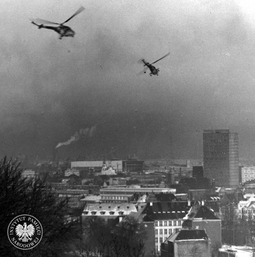 Stan wojenny w grudniu 1981 r. Dwa Mi-2 lecące nad Gdańskiem. W tle widoczny jest m.in. wieżowiec „Navimor” (fot. z zasobu AIPN)
