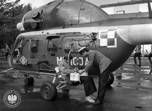 Mi-2 podarowany przez PZU 103. Pułkowi Lotniczemu Nadwiślańskich Jednostek Wojskowych MSW w 1975 r. Funkcjonariusz MO prezentuje wyciągarkę zamontowaną na śmigłowcu. Egzemplarz ten wspierał działania Milicji Drogowej Komendy Stołecznej. Wystąpił także w kilku odcinkach serialu „07 zgłoś się” (fot. z zasobu AIPN)